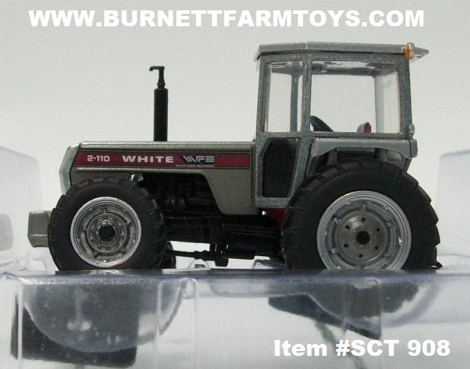 Trattore In Miniatura SpecCast 1:64 WHITE 2-110 – Strisce Rosse Con Cabina, Modello 2022 (SCT907)
